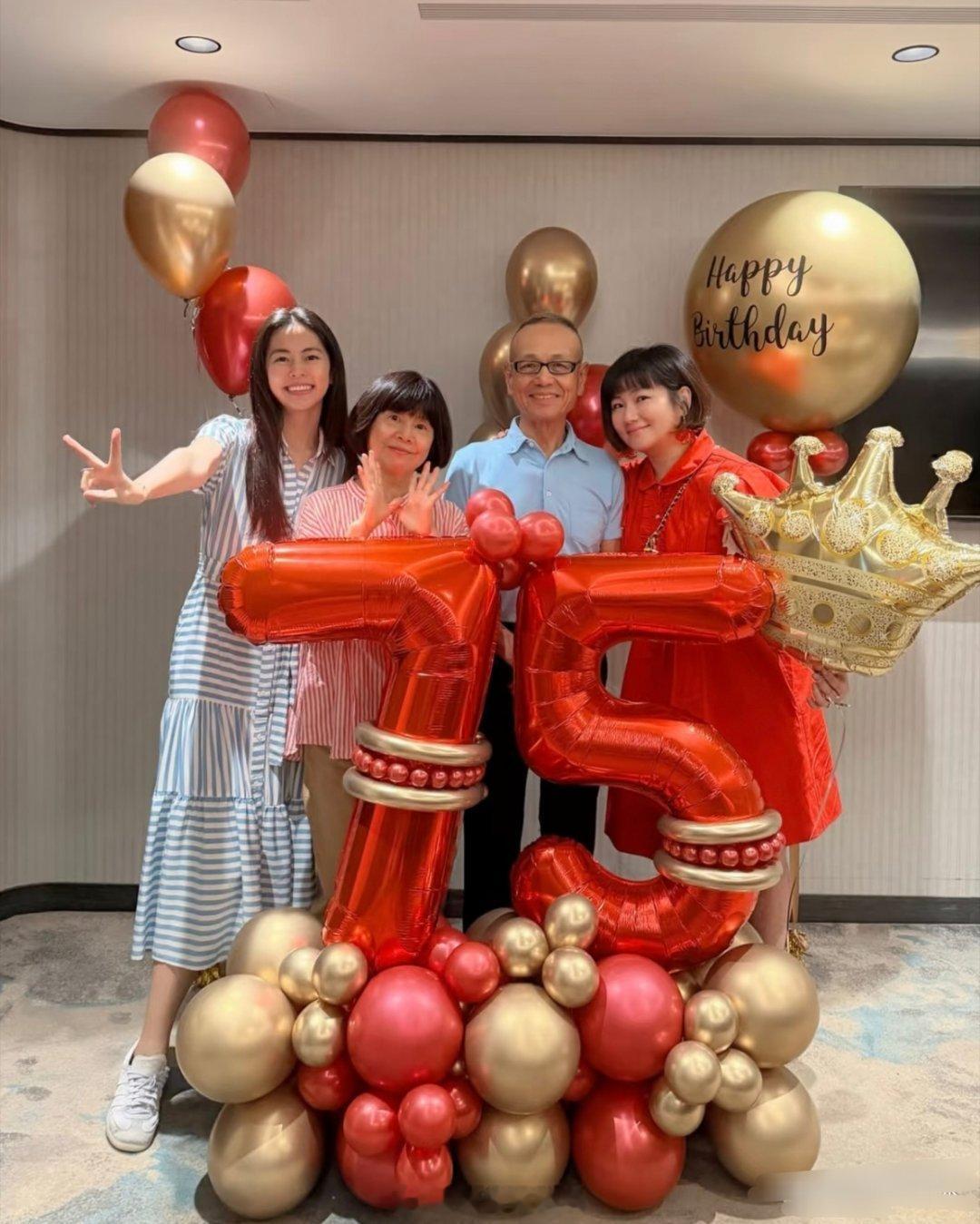 Selina任家萱为父亲庆祝75岁生日，一家四口同框。她穿着红色裙子，留着短发，