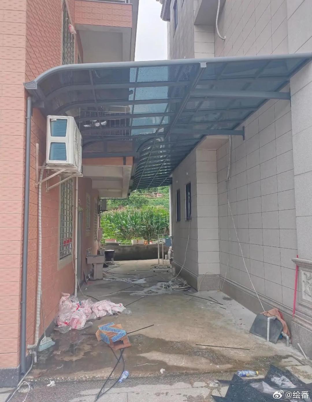 邻居装这个雨棚说一起挡雨，结果水一边倾斜往我家倒怎么办？​​​
