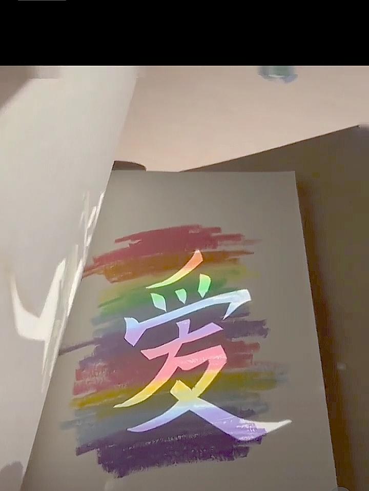 大家看新闻了没有？就是说中科大的一个班主任去查宿舍，发现一个男生床头放着半箱方便