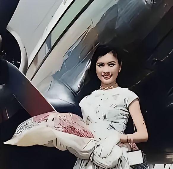 这是张学良与于凤志所生的女儿张闾瑛，照片中她身穿长裙，手捧鲜花，笑容格外灿烂，很