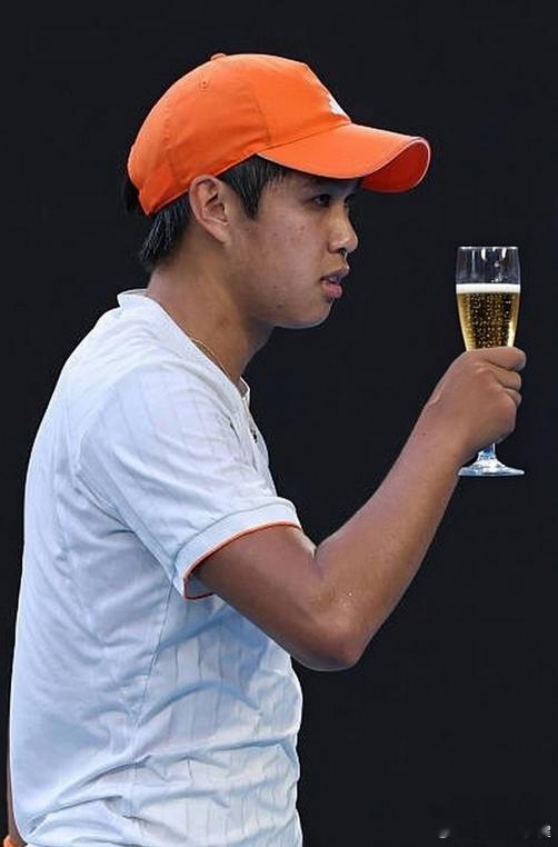 你们想到了吗？梅总要叫勒纳-钱“爸爸”了这是他第一次在大满贯吞蛋他4-6/0-6