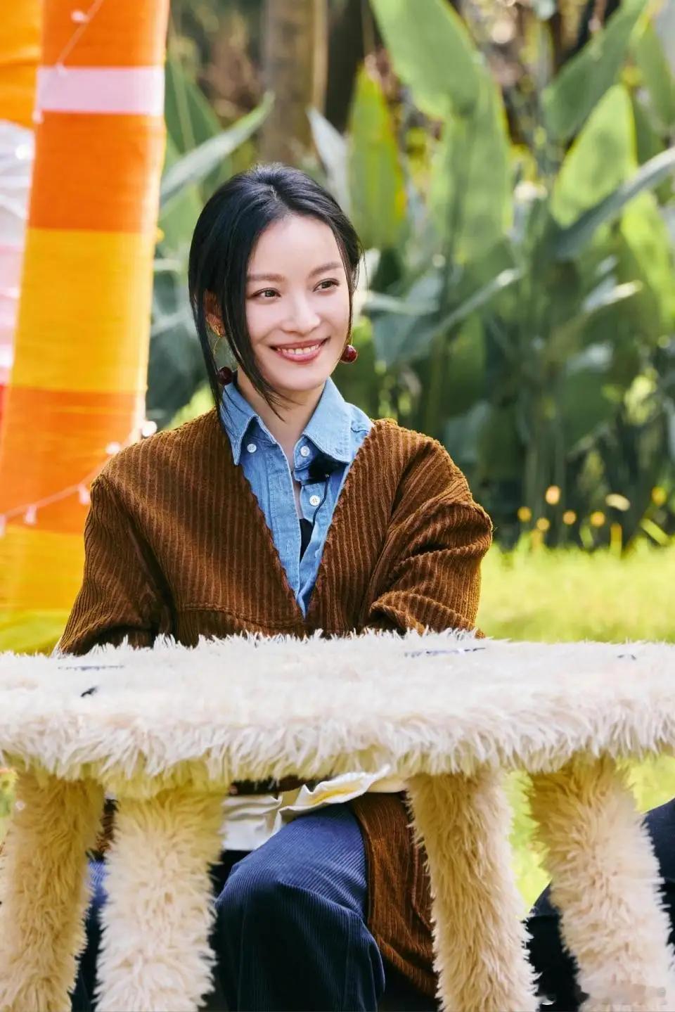 入秋又火了一种穿法：叫倪妮穿美拉德外套，配阔腿裤德训鞋好高级​​​