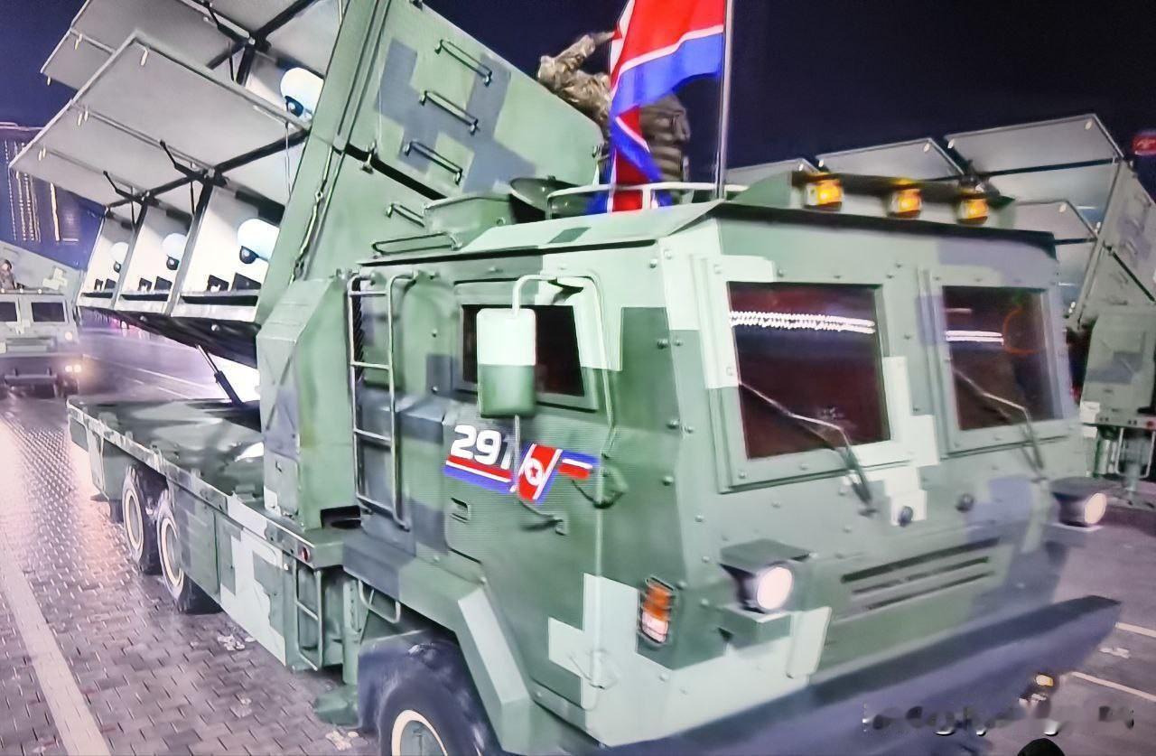 🇰🇵事实证明，朝鲜的设计师们不仅在自杀式无人机的发射装置布局上受到了启发。
