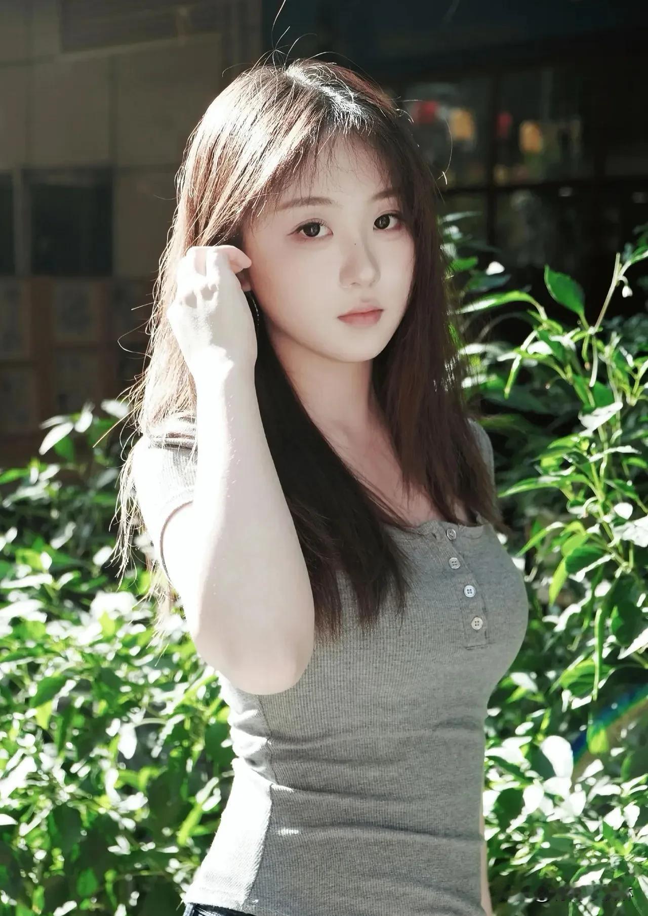 甜美可人，不止是外表！一抹笑容点亮日常，举手投足尽显温柔。生活加点甜