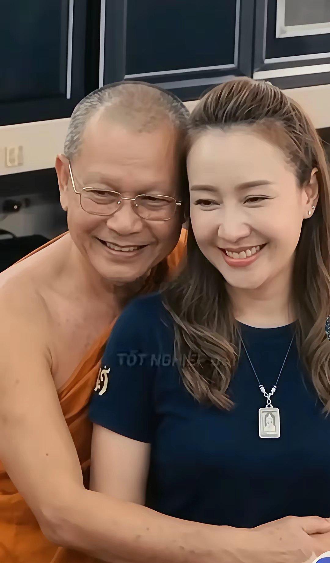 近期泰国最火的两个主角被泰国网友各种模仿玩梗意外带火了一款桌子​​​