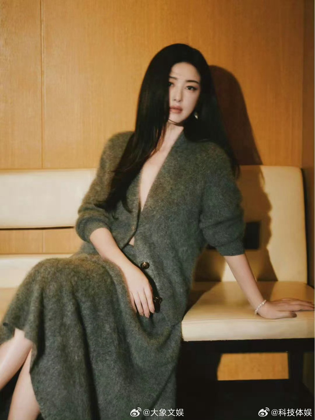 朱珠好绝的妈咪气质自带温柔大气氛围感，成为妈妈后多了柔软从容，优雅松弛感浑然天成