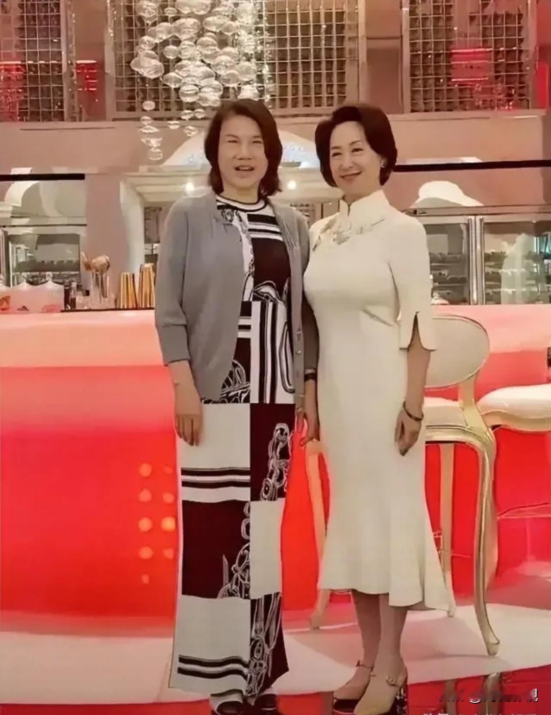 知道右边漂亮女士是谁吗？她为人低调，无绯闻，这么多年变化不大，皮肤白白净净依然紧