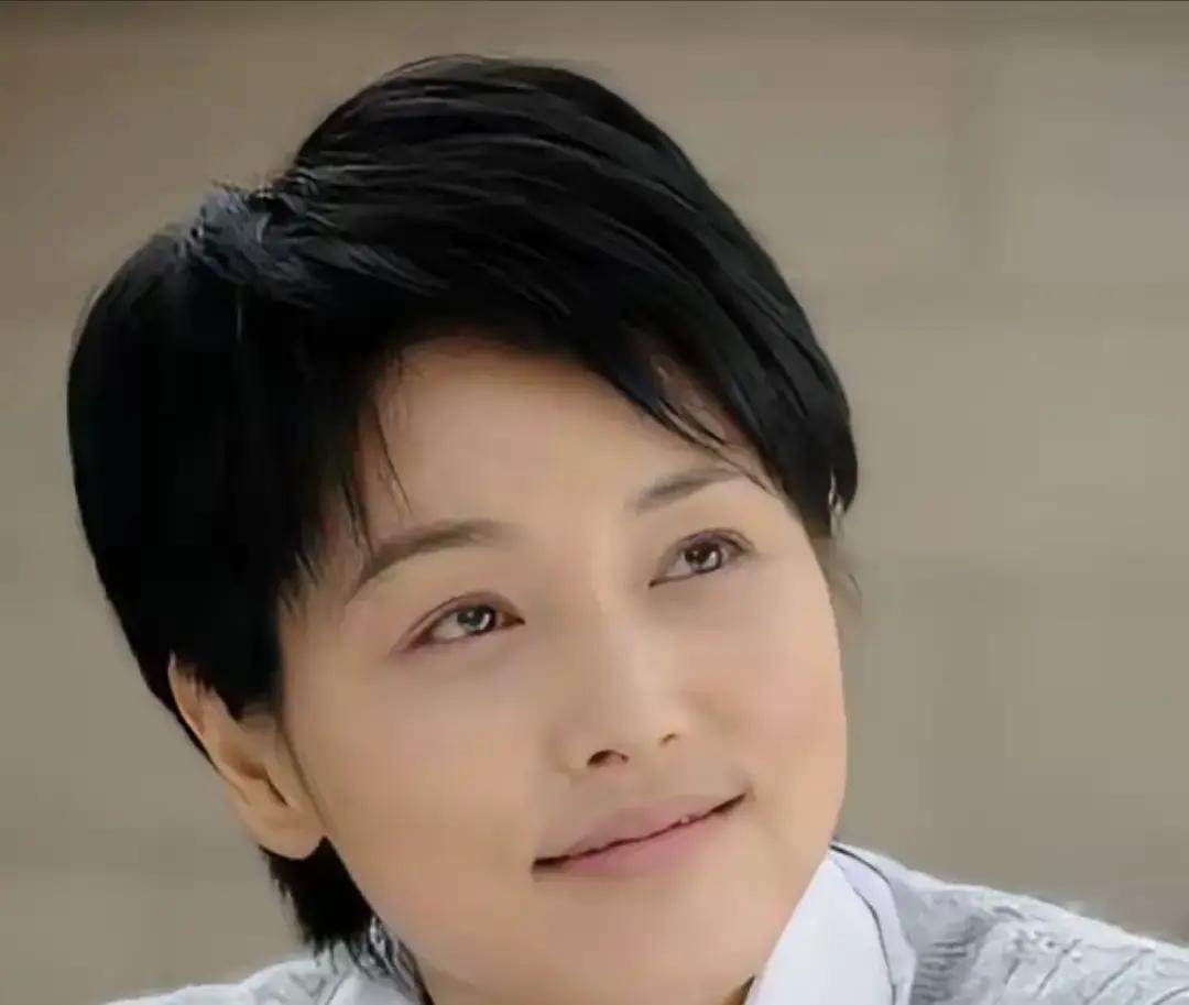昨晚表姐来我家，一进门就扯下自己戴了多年的足金手镯，随手往玄关鞋柜上一扔，发出“