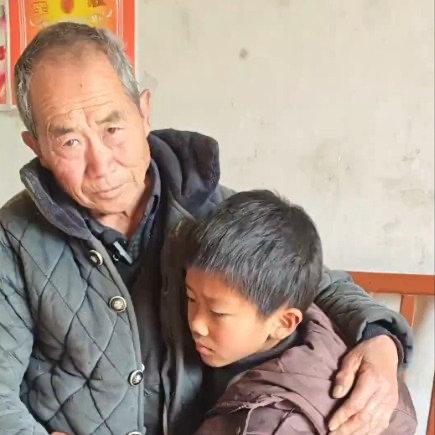 河南周口这个9岁的小男孩，最近真是让无数人看得心里发酸。他的父亲因病刚走不久