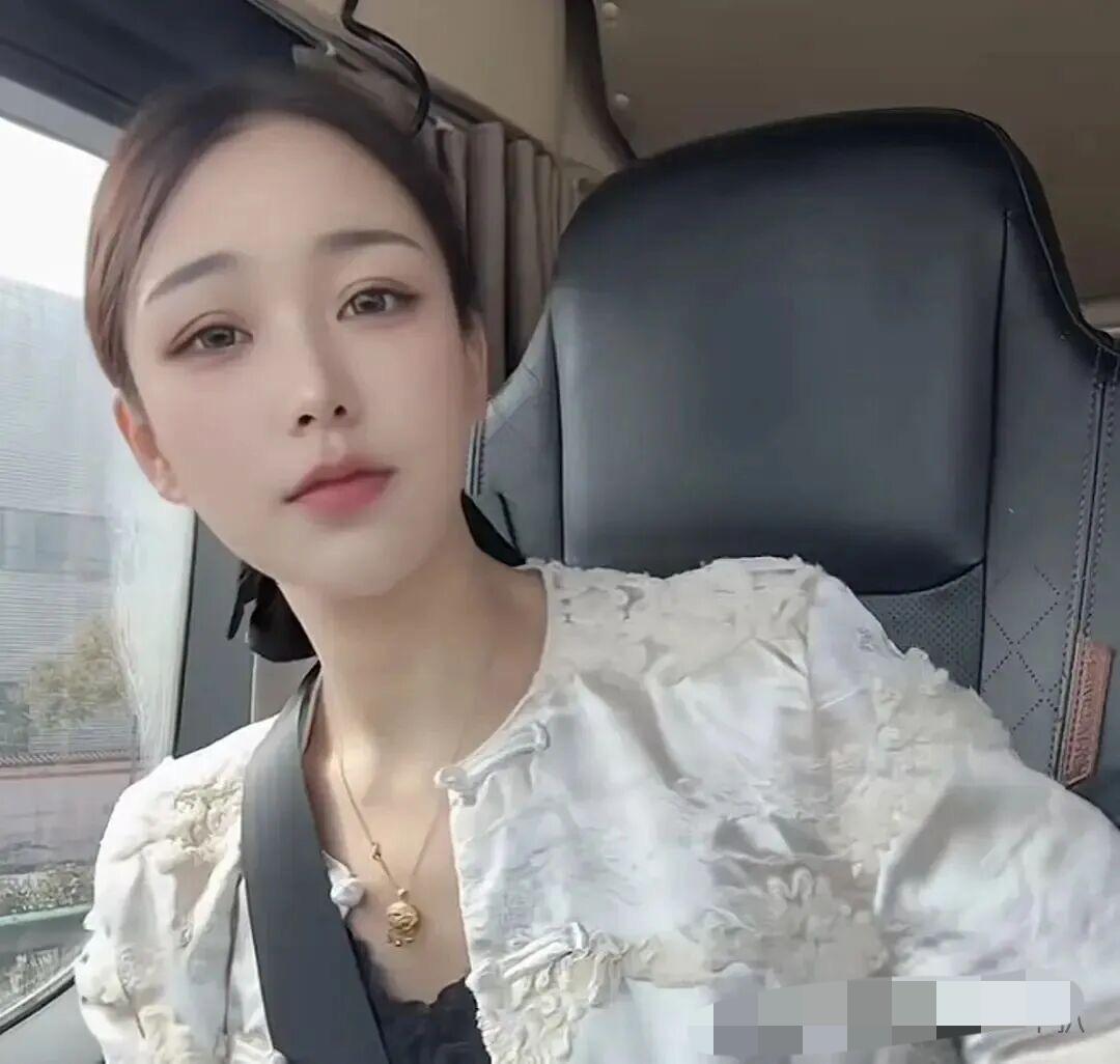 安徽卡车西施王迪车祸去世，感觉死因疑点不少。目前流行的说法是她在新疆高泉路段，