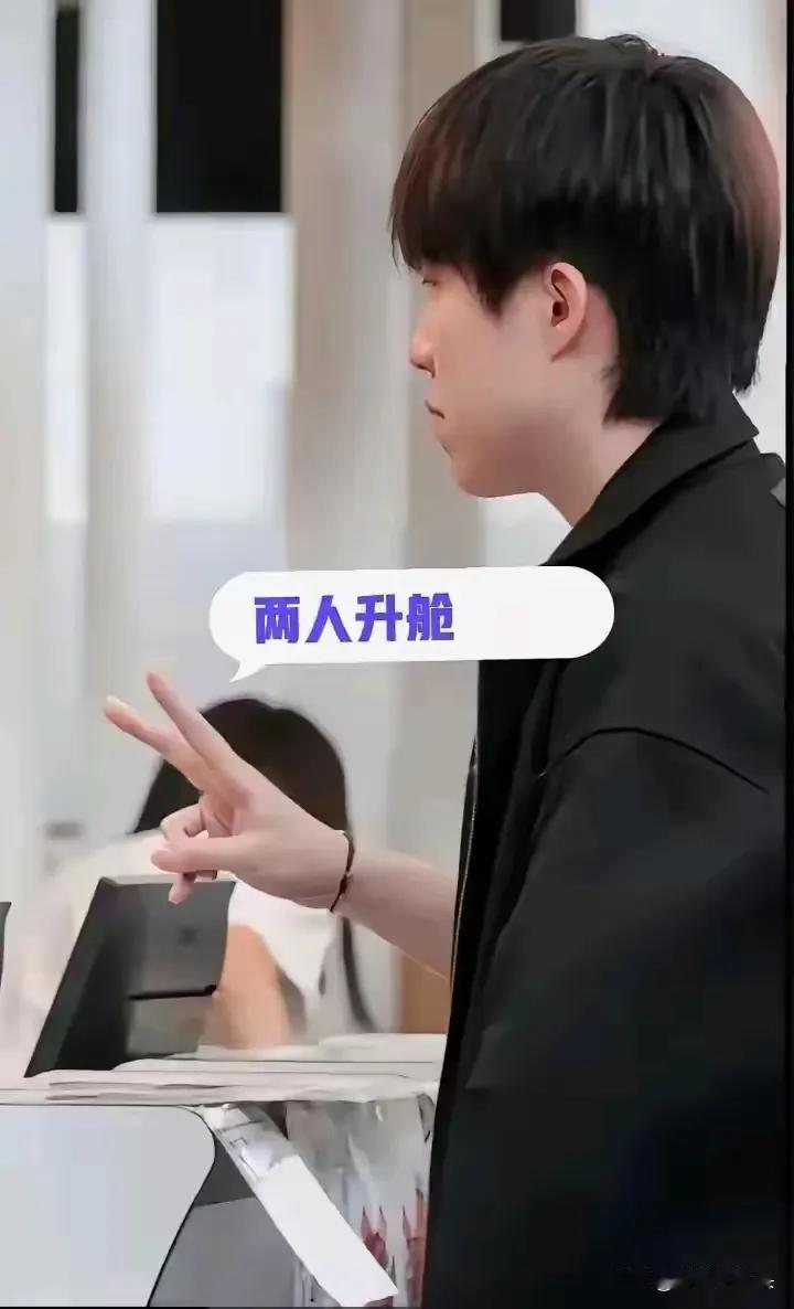 莎头一起升舱？有网友很细心，观察到在国外打球如果莎莎感觉身体不适就会升舱，这次