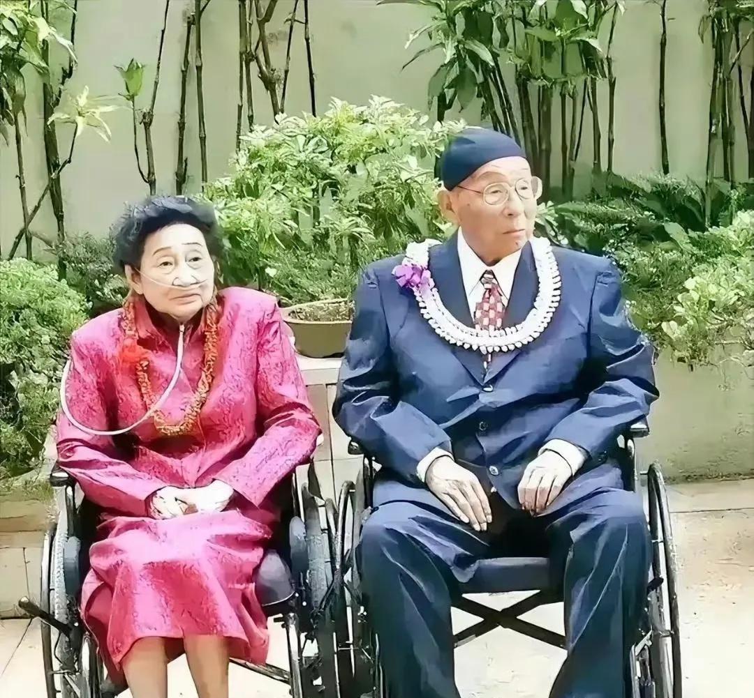 美国，夏威夷。这是耄耋之年的张学良和赵四小姐的合影，他们不是演员演的，是货真价实