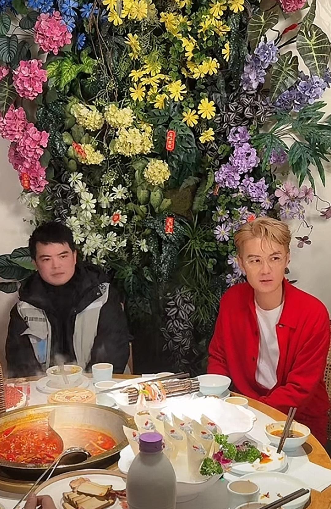 最近吴克群成为了网络话题人物，主要是有两个话题：一个是参加某综艺节目的时候，某