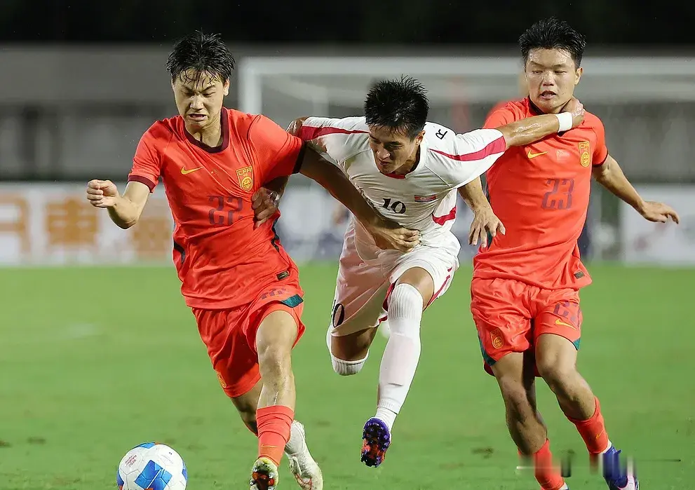 U23国足态度满分！朱辰杰拼抽筋，胡荷韬血流满面，毛伟杰用脸挡球U23国足国奥队足球体育热点亚运足球