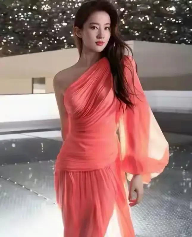 刘亦菲西瓜红长裙：肤白貌美太迷人