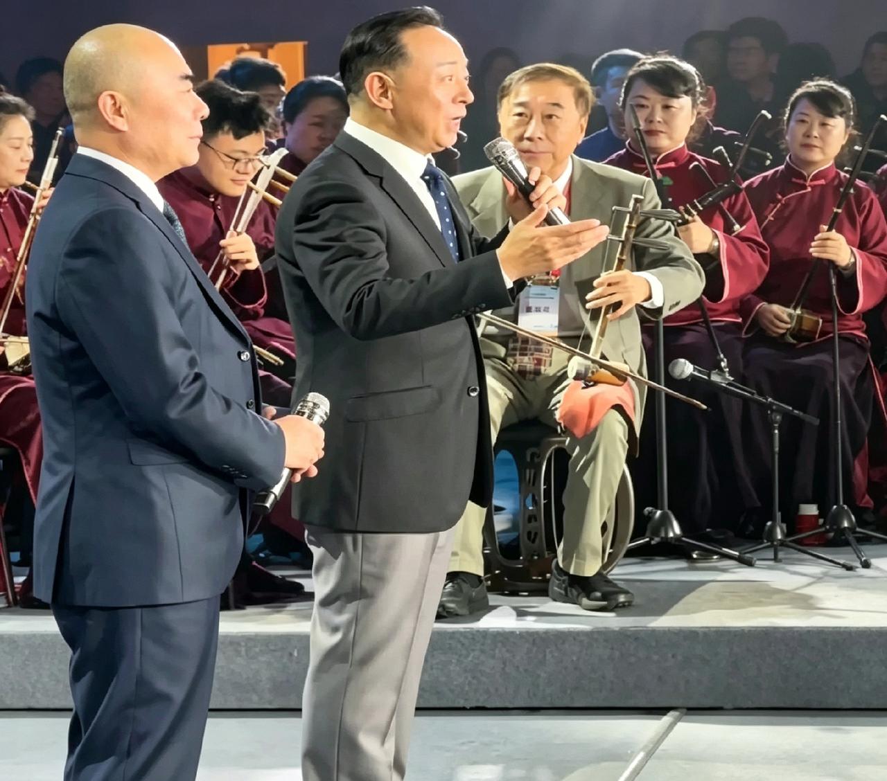 真没想到冯巩京胡拉得这么溜！跟于魁智搭档唱《智取威虎山》，这跨界看着真过瘾。老艺