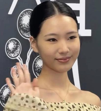 小S大女儿出道，长得一言难尽，没有遗传妈妈小S的高颜值，不过个子很高，号称“小林