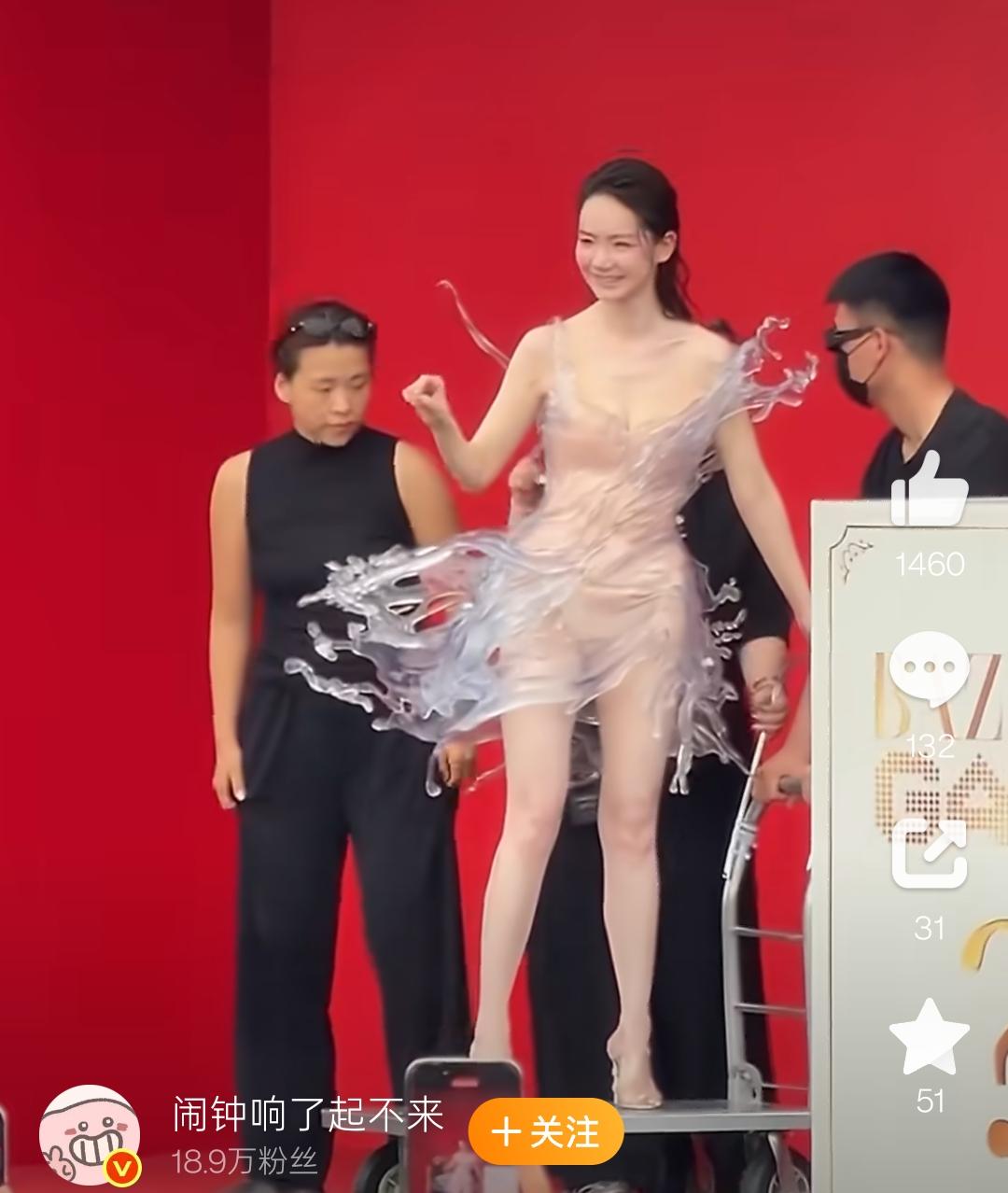 说实话就这样小推车上一站，更像是一件商品了[捂脸哭][捂脸哭]