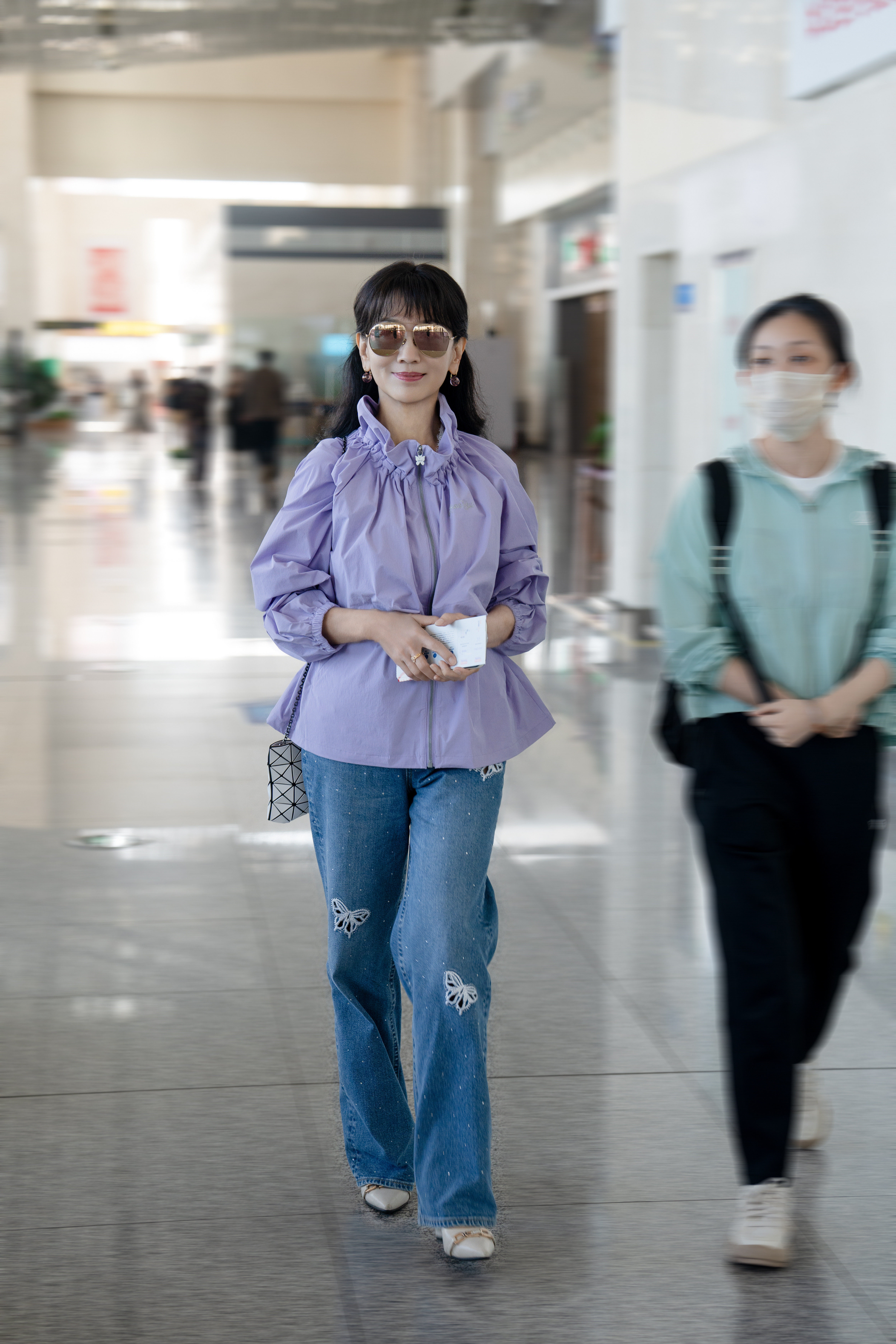 赵雅芝赵雅芝芝姐牛仔裤白色坡跟高跟鞋