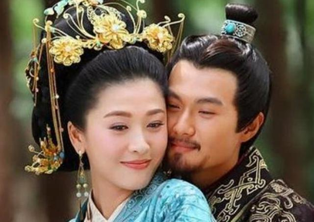 卫青32岁时，迎娶43岁已经三婚的寡妇平阳公主。洞房之夜，平阳公主坐在榻上，卫青