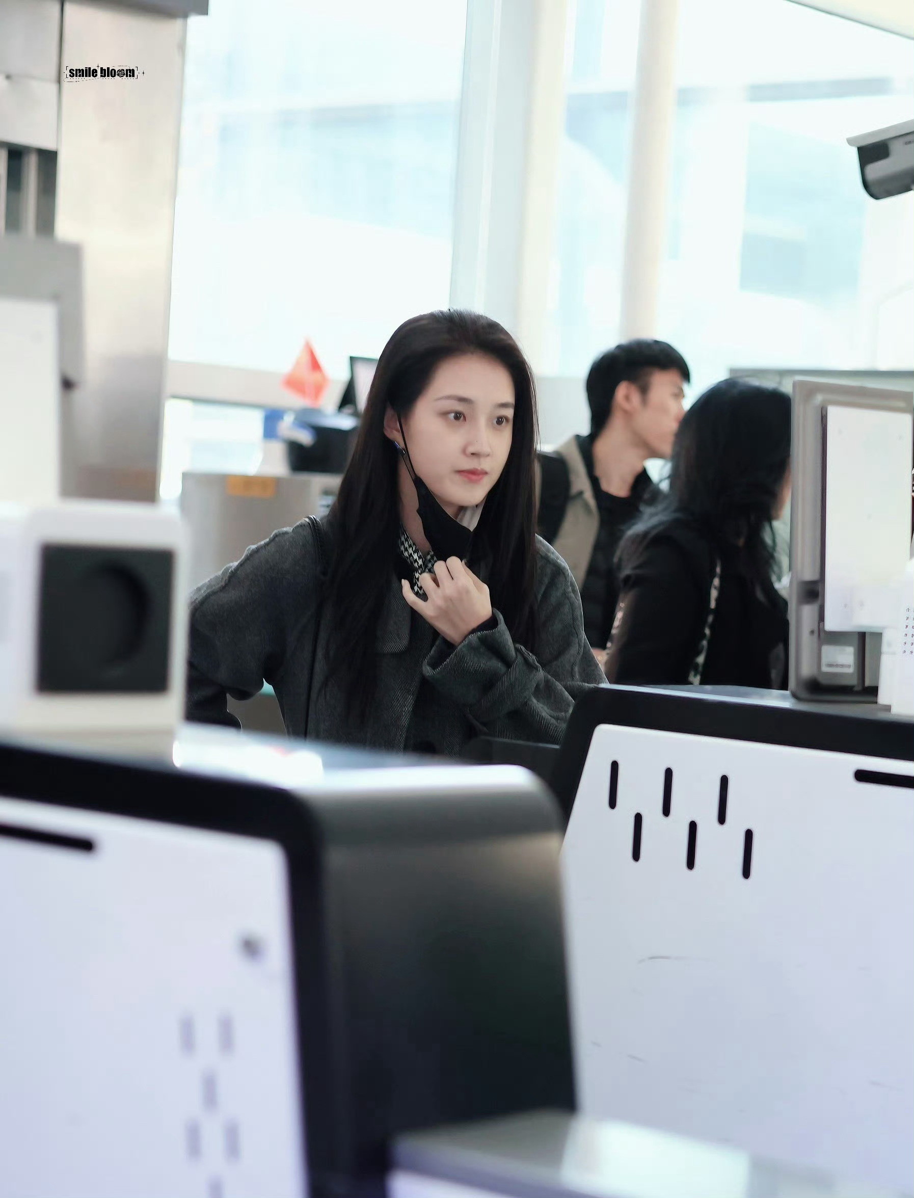 郭宇欣以全素颜状态现身机场，白皙透亮的肌肤与灵动气质引发热议。在精修图泛滥的当下