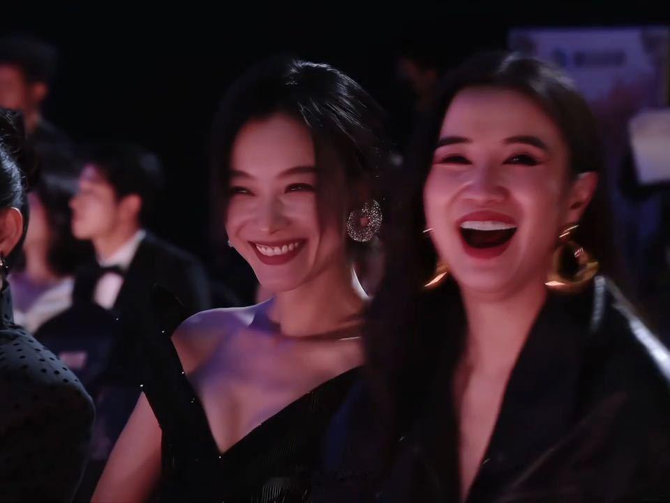 倪妮这个撒娇抖肩镜头下宋佳倪妮低声耳语，倪妮皱鼻子抖肩的模样很鲜活。一遍遍回看片