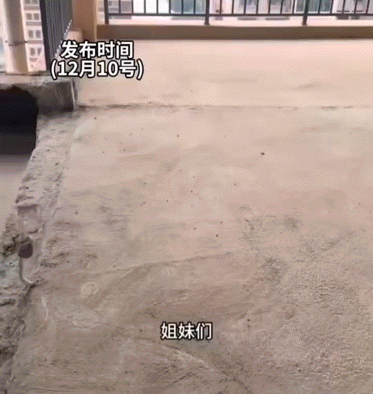 一女子发视频称，她在装修自己新房时，砸通主卧里的一面墙壁，竟意外发现有一间无门密
