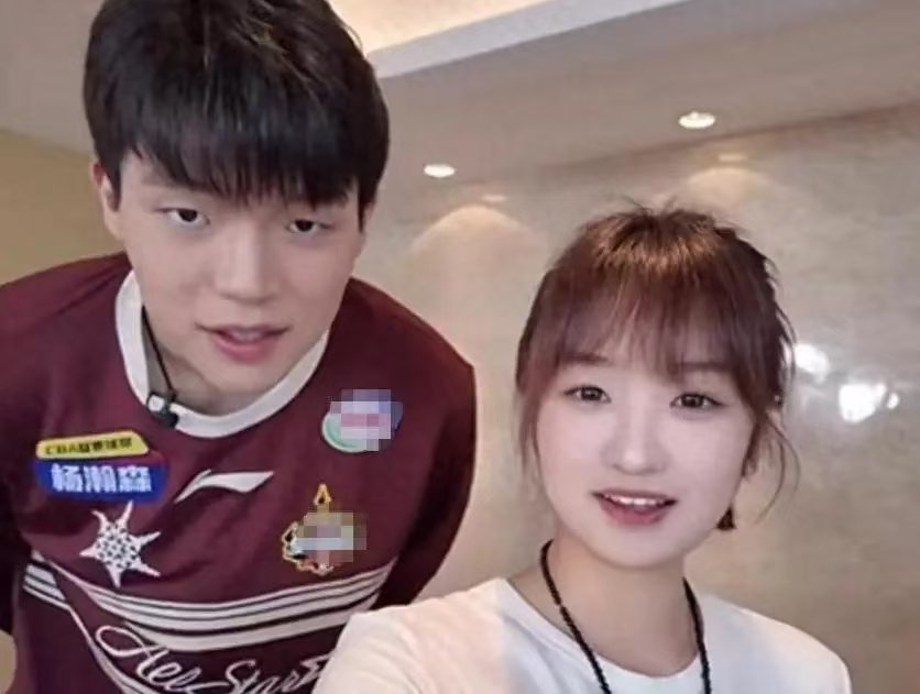 杨瀚森事业爱情双丰收，女朋友是广州龙狮摄像，休赛期赴美陪同
