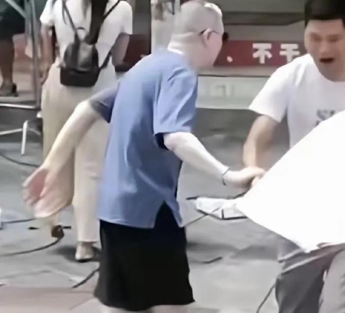多事的冯小刚再登热搜，湖南株洲街头用手推开拍摄者摄像机引争议冯小刚在株洲街头推