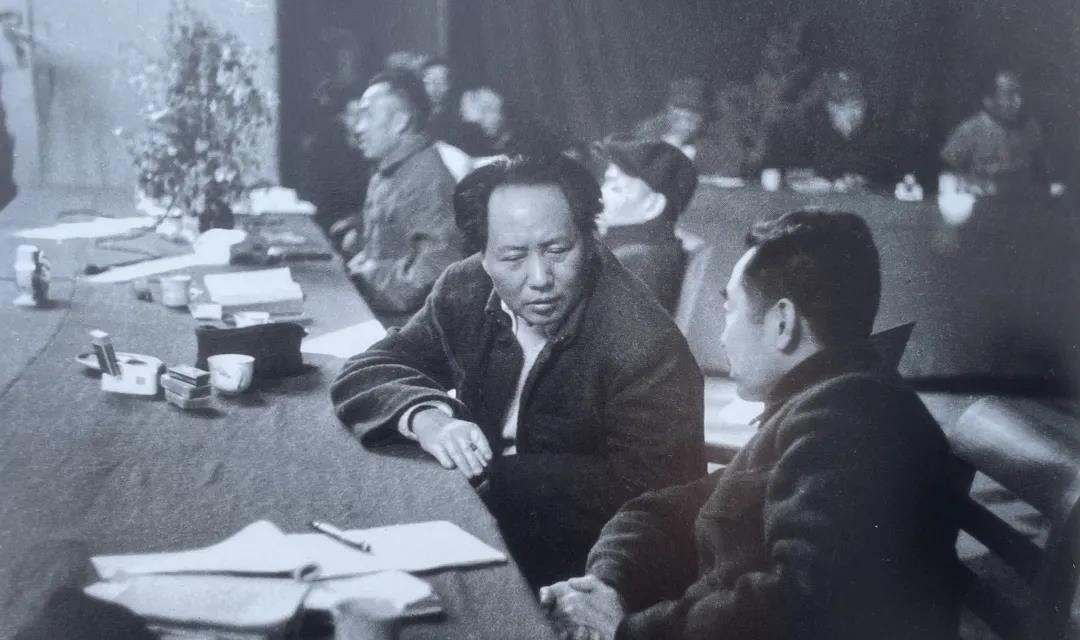 “主席！您看，有人偷麦子。”谢静宜惊讶地告诉毛主席，毛主席却急忙制止：“别出声！