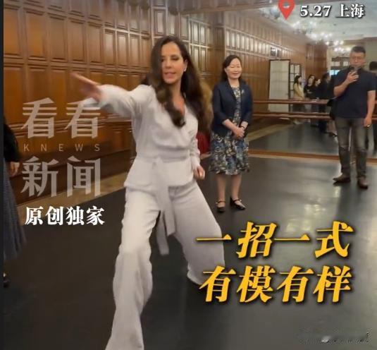 武契奇的夫人也忍不住学起了中国功夫，这趟上海之行可谓是收获满满。现场武术老师手把