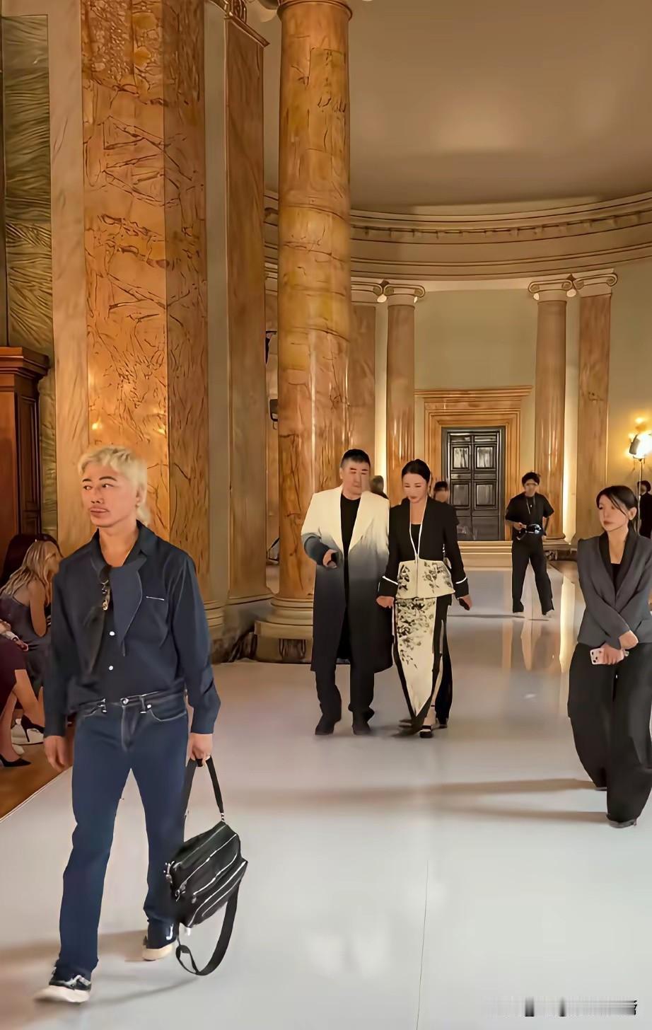 蒋勤勤和陈建斌罗马走秀，这两口子也太搭了，不愧是演员，走秀一点不紧张，溜溜达达唠