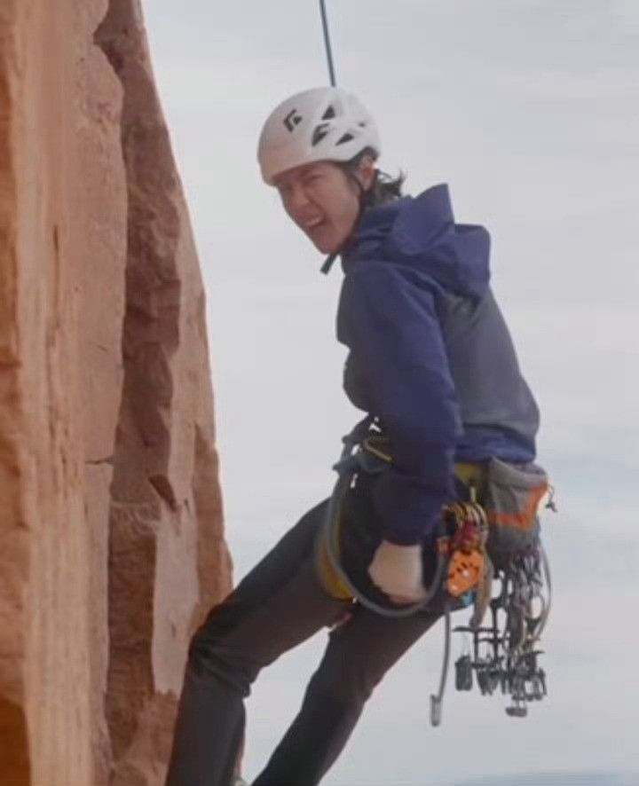 王一博岩壁上屁股抽筋了王一博岩壁上屁股抽筋了，看着痛苦的表情都感觉疼啊，怎么会