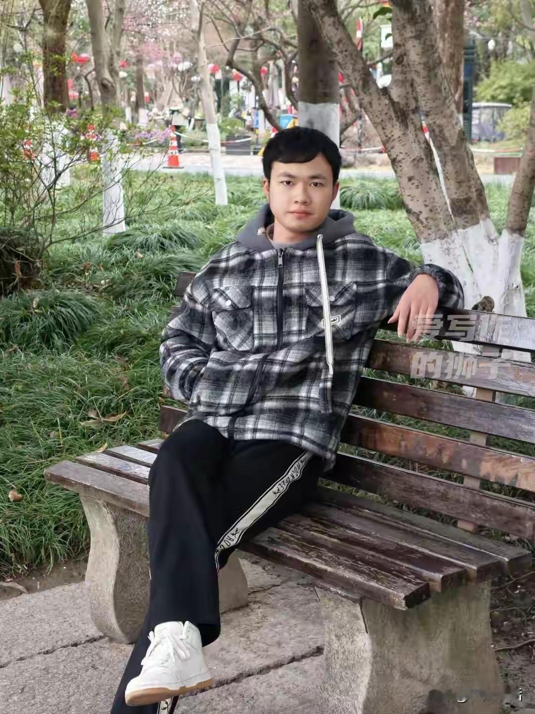 下面的这个少年叫陆远迪，高中就读于海宁市高级中学，去年以693分的高分考上了北大