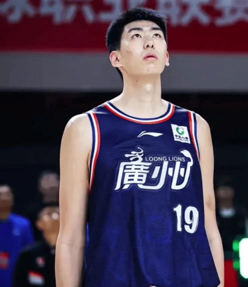 徐昕暂不参加NBA夏季联赛马刺邀请到了，但他选择再等等。徐昕目前正随中国男篮集训