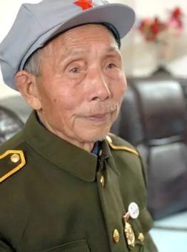 1973年，江西兴国老农钟发镇被人诬陷是汉奸，连他的家人也跟着受了影响，他气愤不