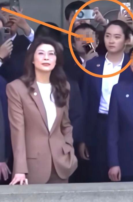 郑丽文身后女保镖意外走红！这安保实力，真的规格超高！郑丽文拜谒的现场照一出来，直