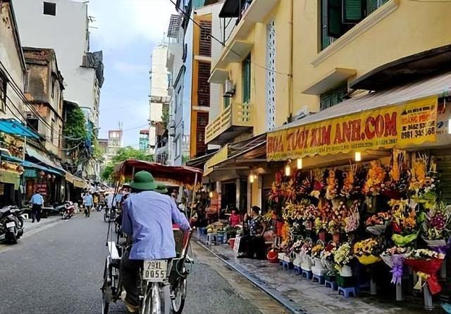 个人觉得柬埔寨这个国家真是奇葩，当年被越南暴打，自己国家人民都欢天喜地，庆祝自己