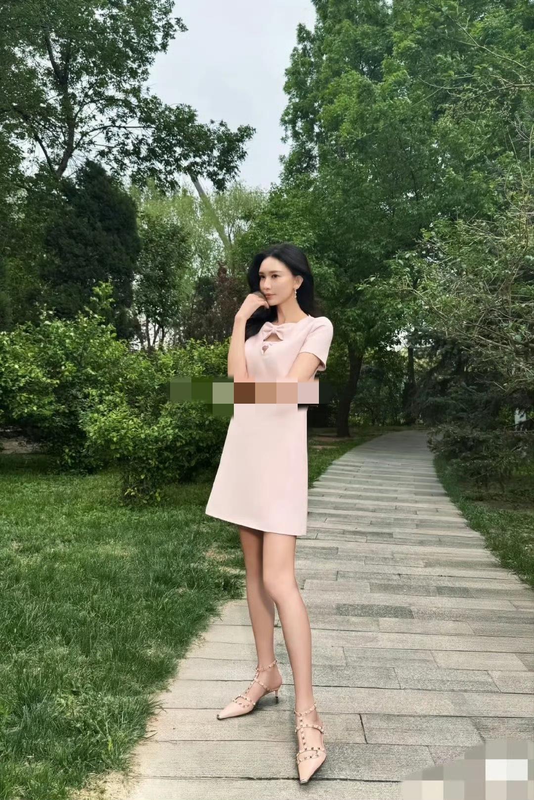 近日，林志玲在北京一家茶院被偶遇，并与路人亲切合影。现场照片中的她与平时社交平台