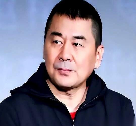 很多人都盯着蒋勤勤，说她把“离婚”这两个字，在嘴边挂了19年。镜头一转，陈建斌