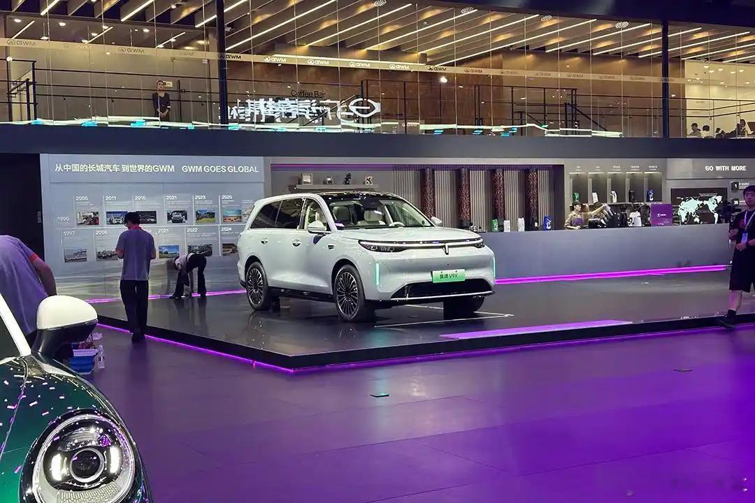 魏牌旗舰V8X/V9X同台，车长超5.29米，33万级豪华六座怎么选？...