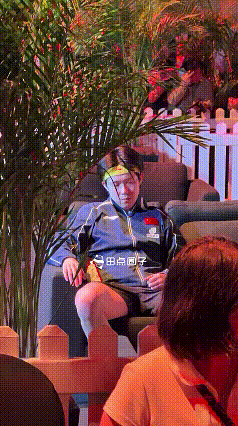 大头是真累啊，昨晚决赛候场，他直接打瞌睡了。从早上训练到晚上打比赛，差不多十个