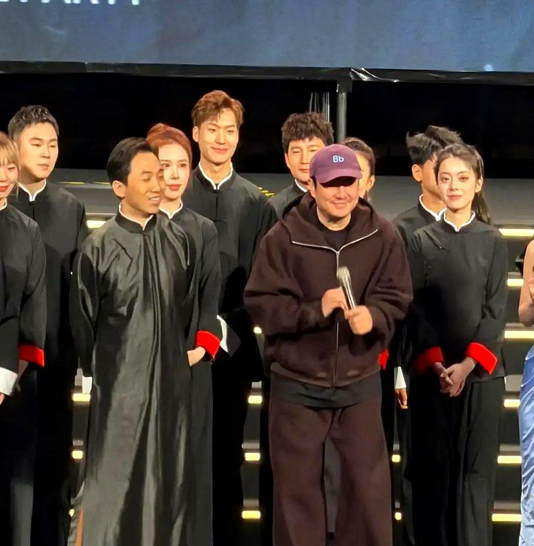 沈腾这次去王宁公司年会，估计也是有点意外。前一秒还在台上逗乐打咏春，后一秒就