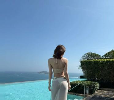 湖水漂亮还是美女漂亮，评价一下呗！