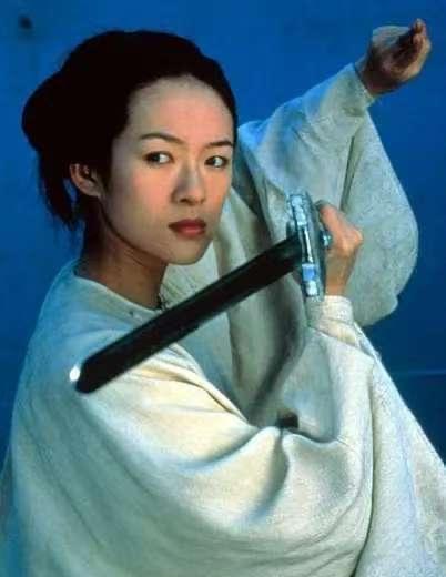 你以为《卧虎藏龙》把武侠救活了？它其实把武侠“改行”了。90年代的江湖是硬的