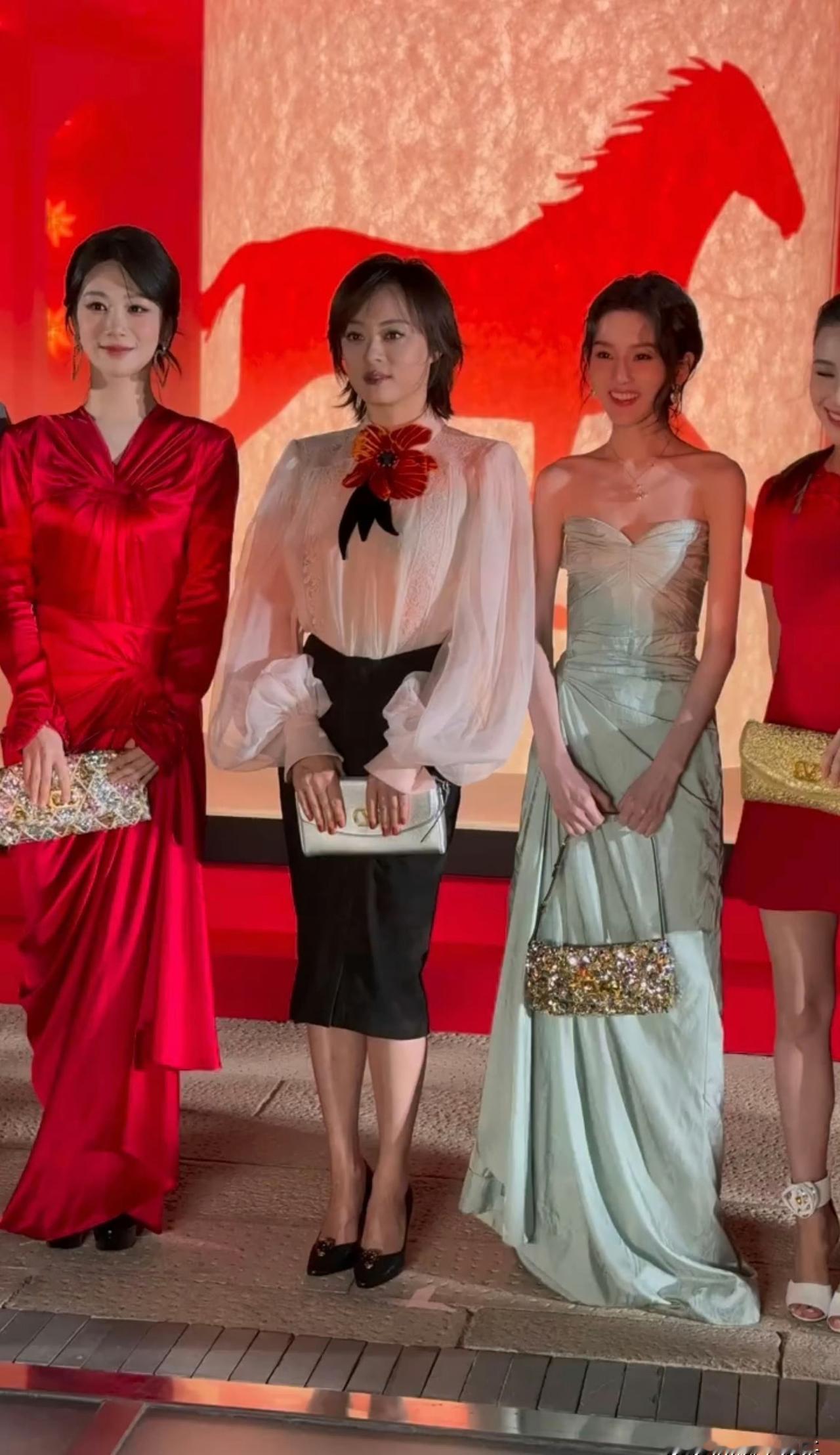 杨紫被合照吞掉了。不是玩笑。就前天那个奢牌活动，官方大合影一出来，好多人都得