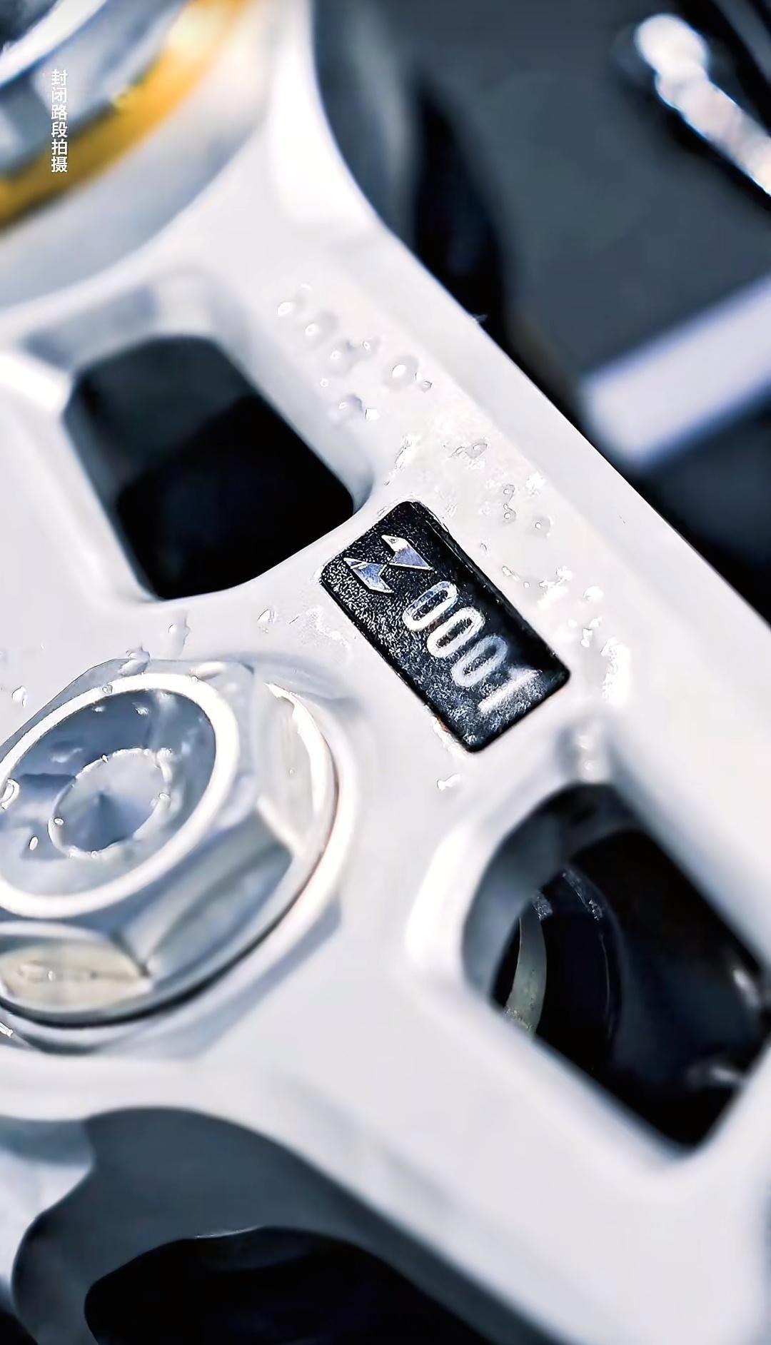 这小子真精啊，买到张雪机车0001号就没动过，这是张雪机车卖出的第一台车。夺冠复