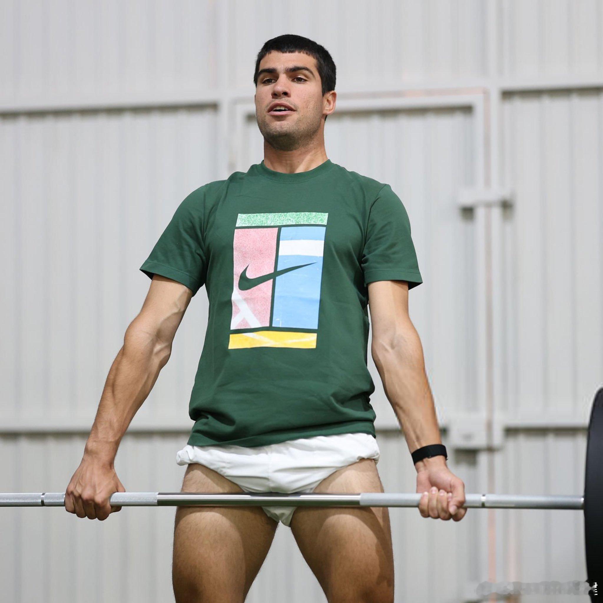 单赛季奖金榜，阿尔卡拉斯仅落后2015赛季的德约科维奇：1、德约科维奇2015年