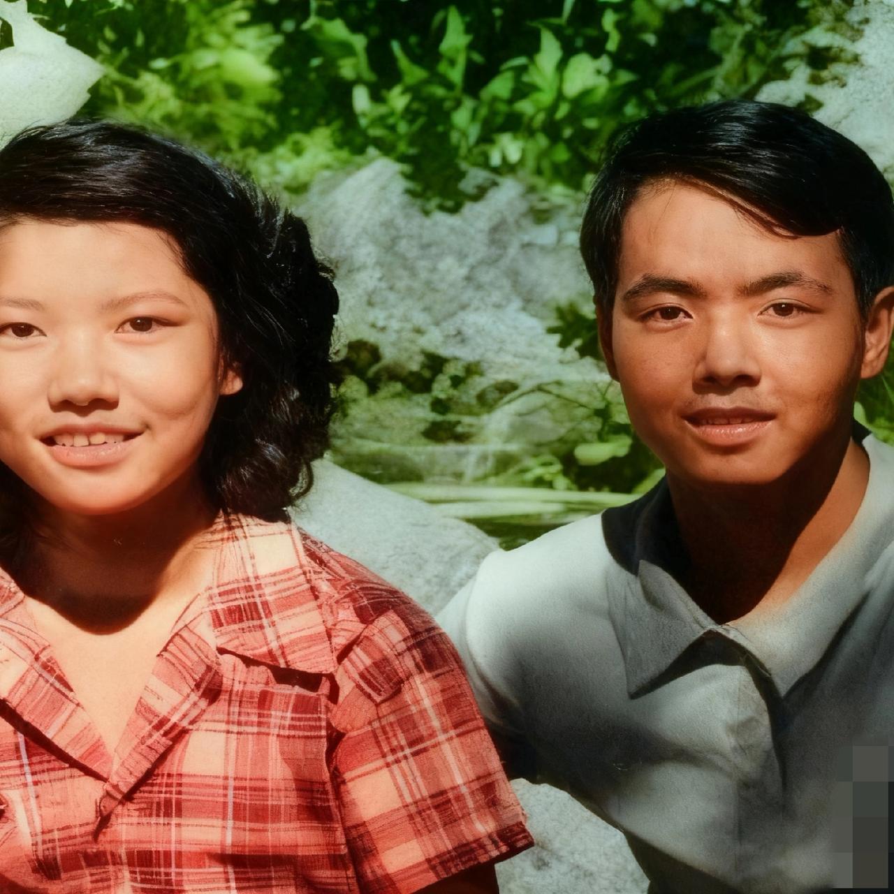 1949年，李政道和妻子秦惠䇹，外出野营时，一张温馨的合影，当时的他们刚刚建立了