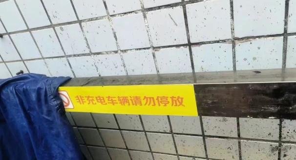 买了电动车，本来是为了出行方便，结果回了小区却成了“孙子”。很多业主发现，小区里